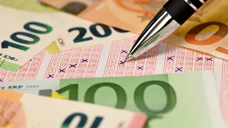 Osvojio 220 miliona pa preminuo: Supruga osim nasljedstva dobila i bizarnu obavezu