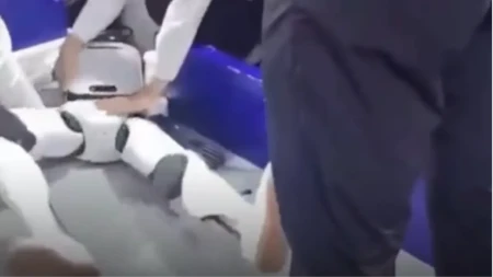 Bizarna scena sa sajma u Pekingu: Humanoidni robot pao na pod i počeo mahnito da udara nogama