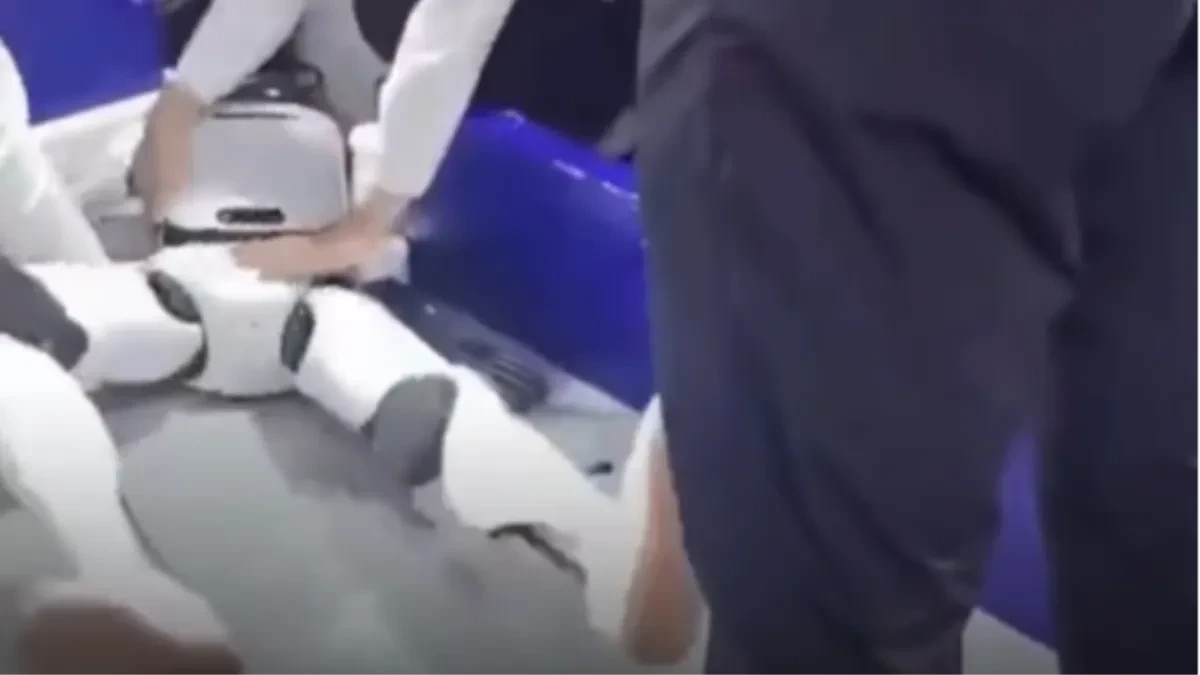 Bizarna scena sa sajma u Pekingu: Humanoidni robot pao na pod i počeo mahnito da udara nogama
