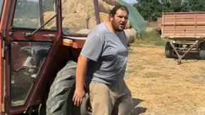 Snimak zapalio mreže: Leđima podigao traktor od zemlje (VIDEO)