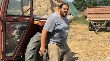 Snimak zapalio mreže: Leđima podigao traktor od zemlje (VIDEO)