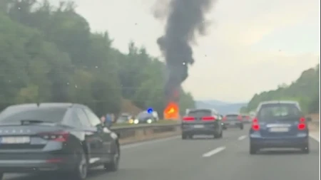 Gori kamp-kućica na auto-putu u Hrvatskoj, kilometarske kolone 