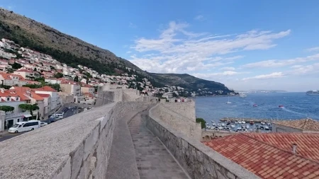 Napadnuti državljani Srbije u Dubrovniku, oštećen i automobil sa srpskim tablicama