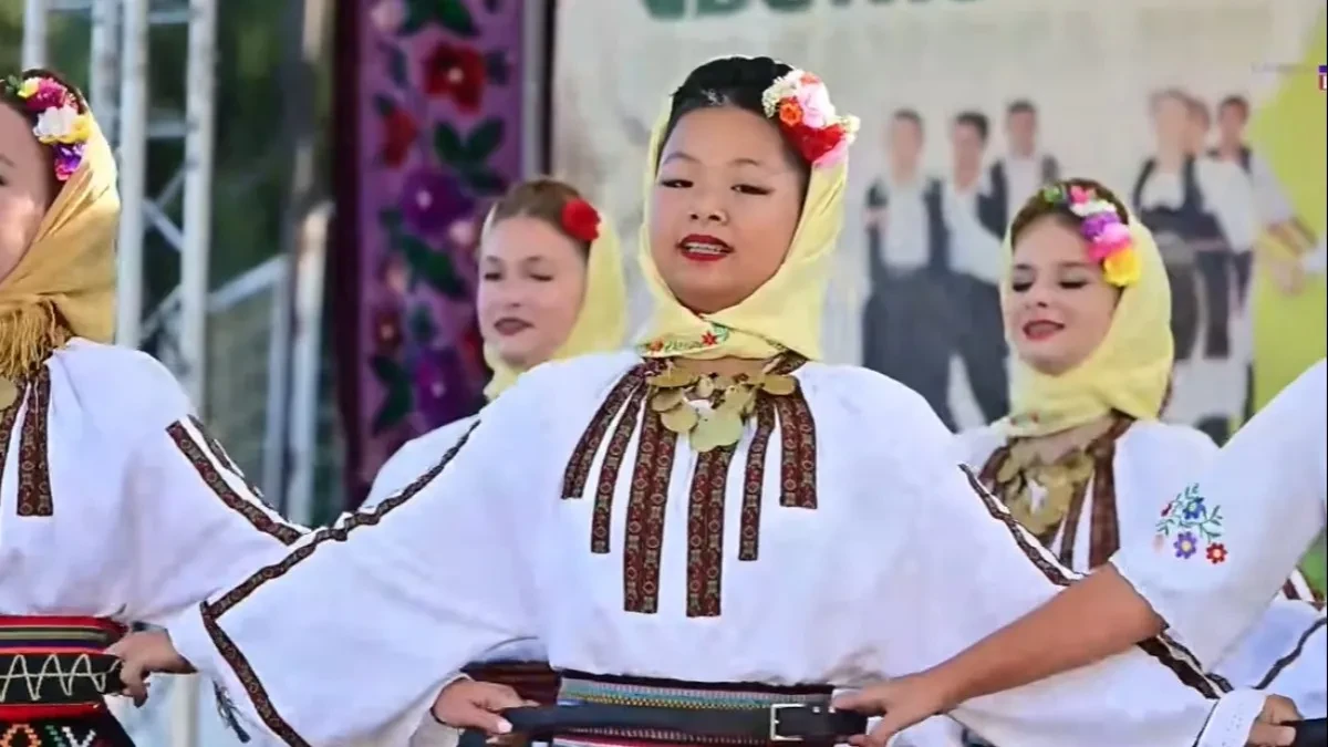 Kineskinja u srpskoj narodnoj nošnji očarala Podgorinu: Eli iz Osečine ponosno čuva tradiciju u opancima (VIDEO)