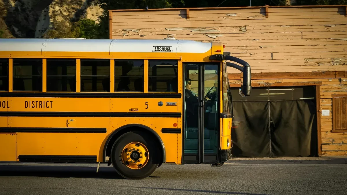 Autobusi snimaju nepropisno parkiranje: Vozačima već pristižu kazne 