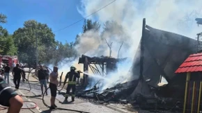 Dramatične scene u Živinicama: Požar progutao porodičnu kuću i lokalnu firmu (FOTO/VIDEO)
