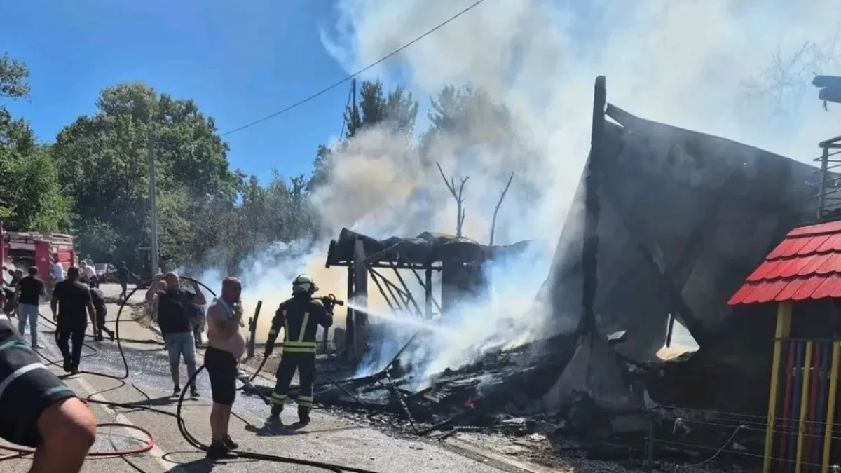 Dramatične scene u Živinicama: Požar progutao porodičnu kuću i lokalnu firmu (FOTO/VIDEO)