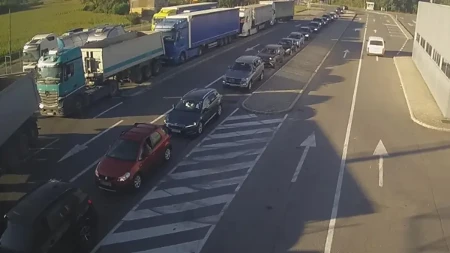 Gužve na tri granična prelaza, vozači oprezno zbog radova