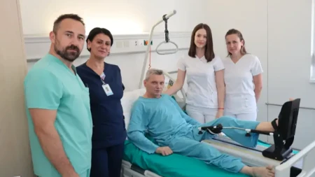 Podvig ljekara u Banjaluci: Pacijentu sa teškom hemofilijom uspješno ugrađena totalna proteza koljena!