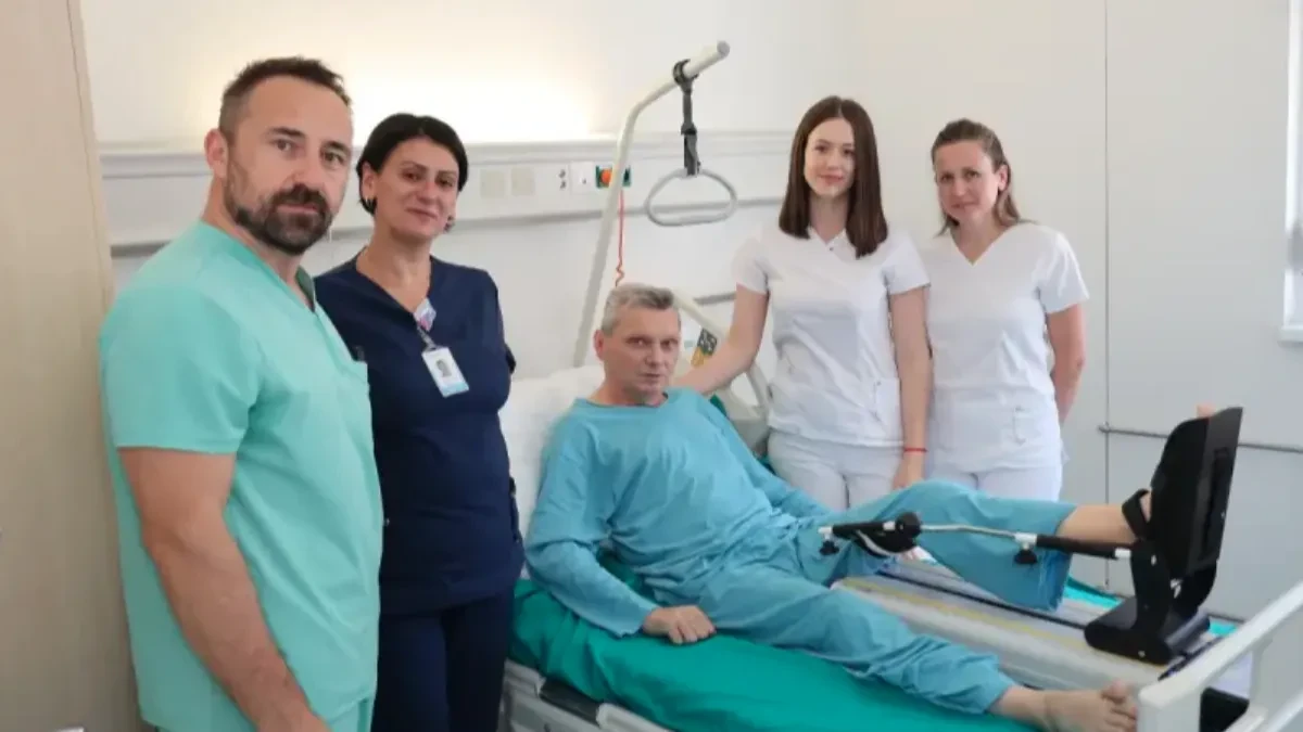Podvig ljekara u Banjaluci: Pacijentu sa teškom hemofilijom uspješno ugrađena totalna proteza koljena!