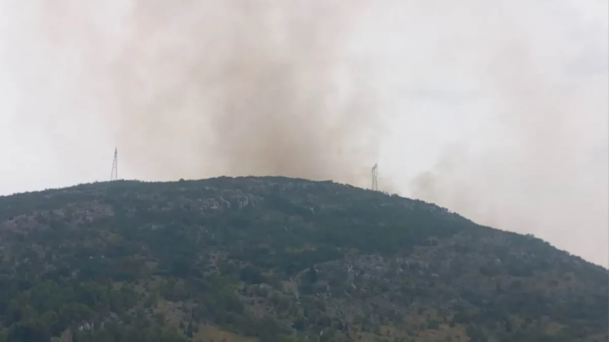 Požar se približava Trebinju: Vatrogasci na više lokacija brane kuće