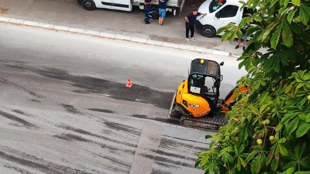 Pukla vodovodna cijev u Gundulićevoj (FOTO)