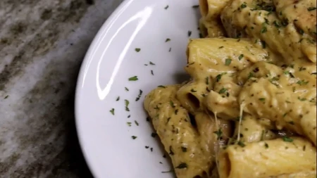 Pesto pasta sa piletinom: Zaboravite na dugo stajanje pored šporeta, spremna je za manje od pola sata