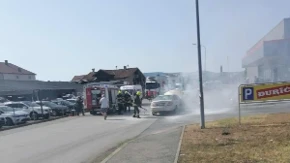Požar u Banjaluci: Gori auto u Dervišima (FOTO)