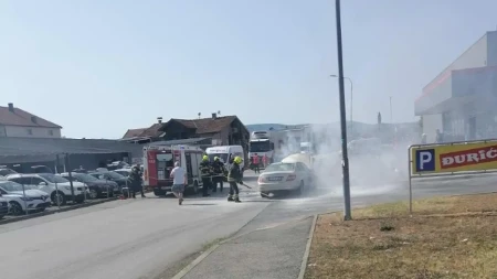 Požar u Banjaluci: Gori auto u Dervišima (FOTO)