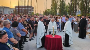 Građani Istočnog Sarajeva se oprostili od generala Mladića, zapaljene svijeće i baklje