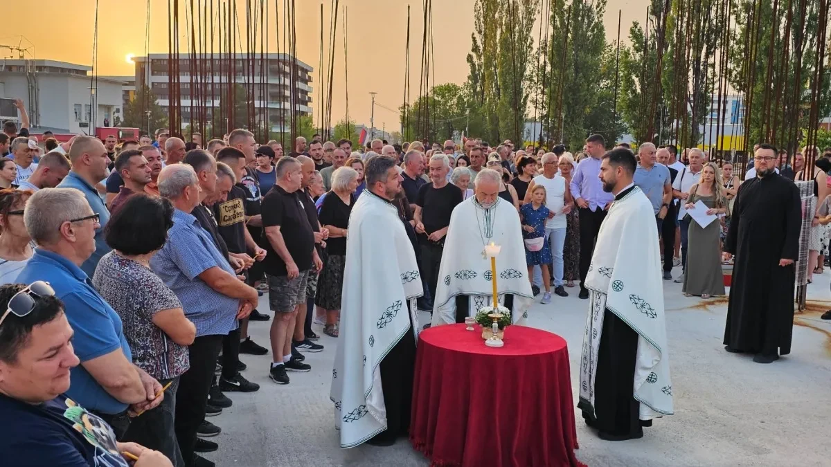 Građani Istočnog Sarajeva se oprostili od generala Mladića, zapaljene svijeće i baklje
