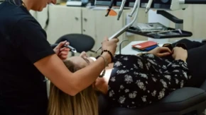 Stomatolozi upozorili: Ova zdrava namirnica može oštetiti zube