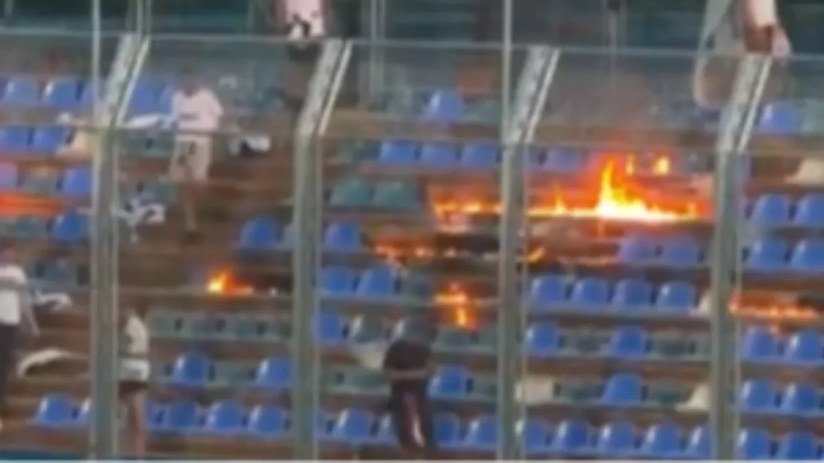 Navijači Hajduka izazvali požar na tribini u Varaždinu (VIDEO)