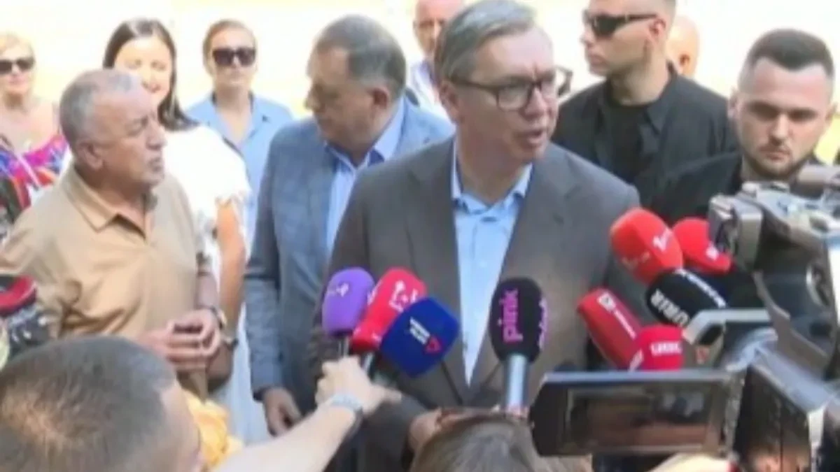„Ovdje su sve Srbi, ljudi žele da pokažu koliko vole Srbiju“: Vučić obišao Janjske otoke kod Šipova