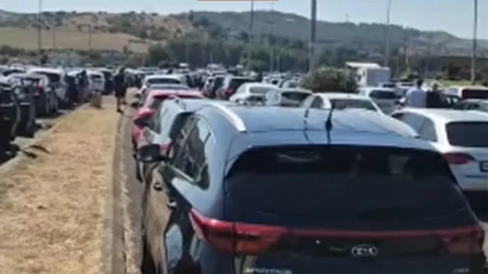 Opsadno stanje na ulazu u Grčku: Vozila stoje u mjestu na 42 stepena (VIDEO)