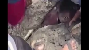Djevojčica preživjela četiri dana zatrpana u blatu, snimak rasplakao sve (VIDEO)