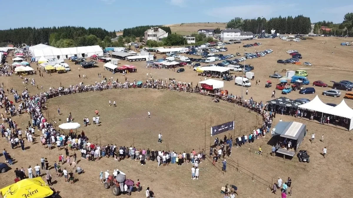 Kočićev zbor na Manjači: Sunce, šatori, pjesma, točilice, dobro pečenje i izborna godina