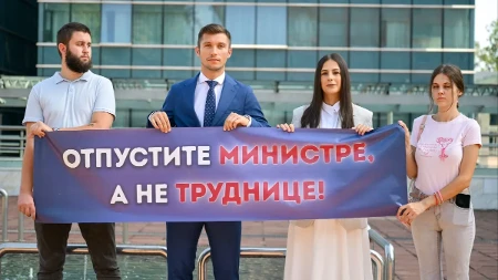 "Otpustite ministre, a ne trudnice": Oštre poruke poslanika PDP-a ispred Vlade Srpske
