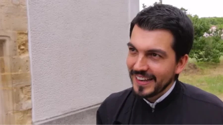 Sveštenik Aleksandar u nekoliko rečenica objasnio šta je prava ljubav: Njegova poruka oduševila region