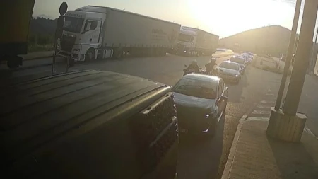 Duge kolone vozila na graničnim prelazima koji vode prema Јadranu