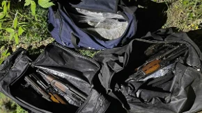 Akcija „Trasa“: Uhapšene tri osobe, zaplijenjeno 14 automatskih pušaka, pištolj i municija (FOTO)