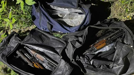 Akcija „Trasa“: Uhapšene tri osobe, zaplijenjeno 14 automatskih pušaka, pištolj i municija (FOTO)