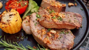 Kako pripremiti biftek kod kuće: Recept za sočno i mekano meso