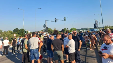 UŽIVO: Mještani blokirali put Banjaluka-Prijedor: Polivamo se bokalima na plus 40 (VIDEO)