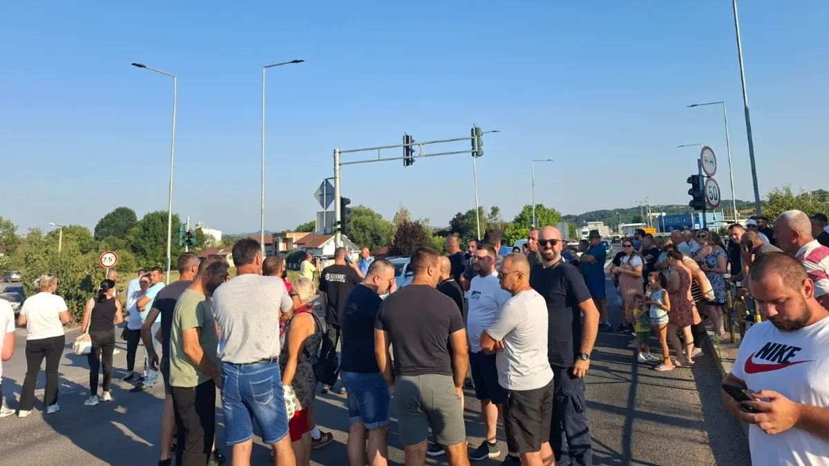 UŽIVO: Mještani blokirali put Banjaluka-Prijedor: Polivamo se bokalima na plus 40 (VIDEO)