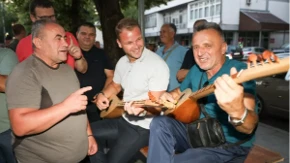„Svaka žica dušu dira“: Stanivuković uzeo šargiju u ruke i podigao atmosferu do usijanja (VIDEO)