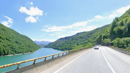 Stanje na putevima: Pojačan intenzitet saobraćaja, gužve na granicama i radovi na ključnim dionicama
