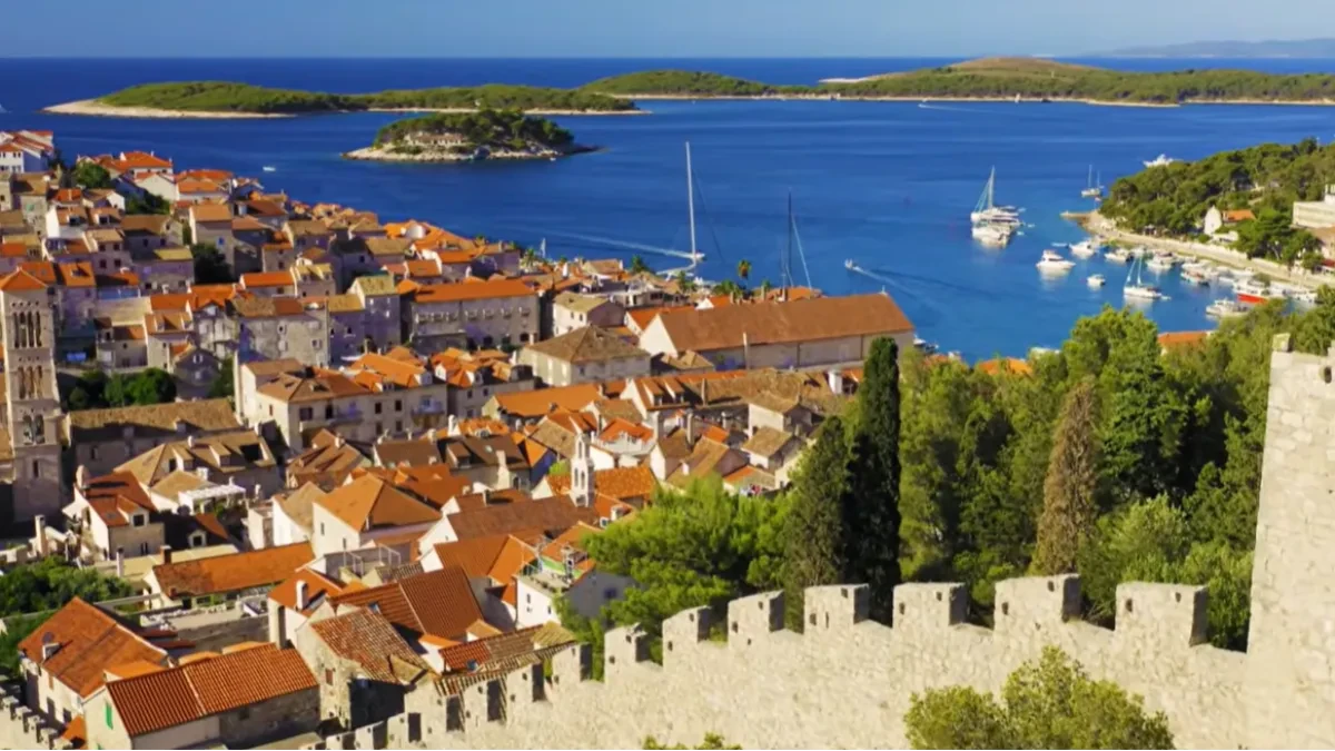 Drama na Hvaru: Mlada žena kolabirala na morskim stijenama