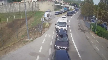 Duge kolone na pojedim graničnim prelazima