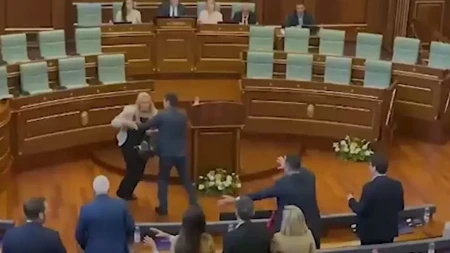 Prekinuta sjednica u Prištini: Poslanica jajima gađala Kurtija (VIDEO)