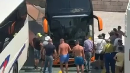 Autobus na sprat zapeo na trajektu za Korčulu, ljudi ga tresli i gurali