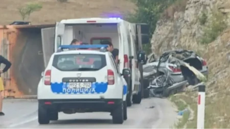 Teška saobraćajna nesreća na Manjači: Kamion se prevrnuo, automobil potpuno smrskan