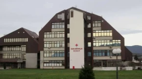 Skandal u Bihaću: Medicinskoj sestri (19) pozlilo, muž poznate političarke tokom pregleda je dodirivao po međunožju