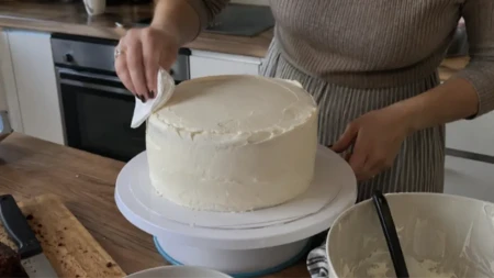 Papirni ubrus je tajna savršeno ukrašene torte: Trik traje manje od pet minuta