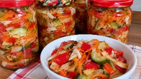 Šarena salata po starom receptu: Vitaminizirani zimski klasik koji ide uz svako pečenje i kuvano jelo
