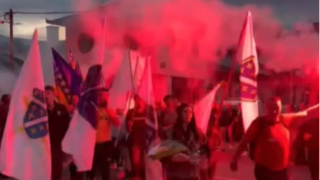 Strahuje malobrojni srpski narod: Povratnici u Bosanskom Petrovcu upozoravaju na ratnohuškačke provokacije i isticanje zastava