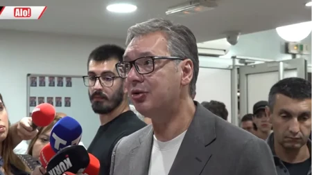 Vučić uručuje ordenje, prisustvuje i Minić