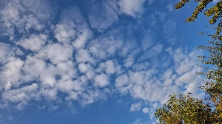 U četvrtak sunčano uz umjerenu oblačnost, ponegdje kiša