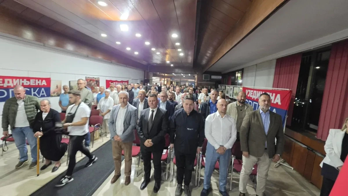I stari i mladi na tribini US u Derventi: Stevandić poručio da stranka ima superioran nacionalni i ekonomski program (FOTO)