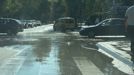 Novi kolaps u centru Banjaluke: Voda ponovo šiklja iz asfalta (VIDEO)